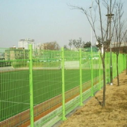 Reinforced Mesh Fence